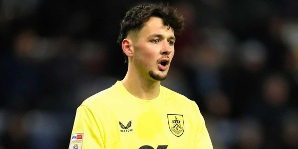 库东投资 英媒：特拉福德英冠45场仅失16球，曼联考虑引进他替代奥纳纳