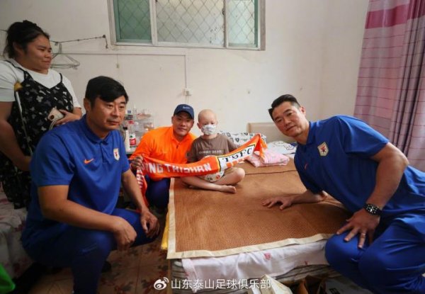 鼎牛配资 韩鹏已任山东泰山教练组组长，与宿茂臻、王大雷慰问患病小球迷
