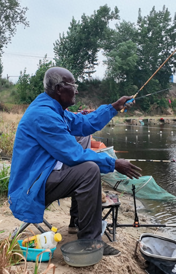策略股 河北“巧克力钓鱼大爷”爆红网络：钓龄60年，有几个“黑闺蜜”，过程比结果更重要
