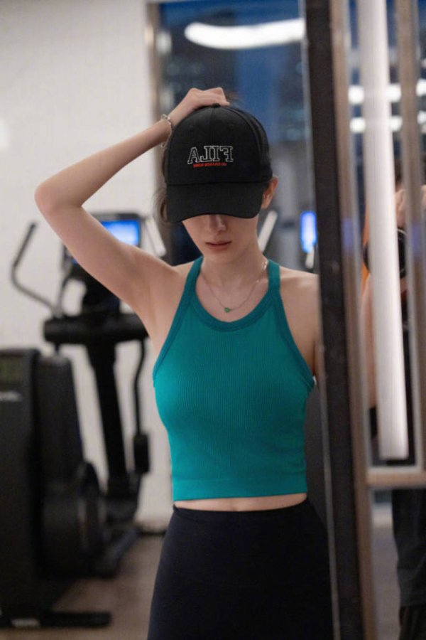 今日云策 杨幂生活照曝光！穿背心健身展露性感身材曲线